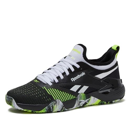 Schwarzer Reebok-Sneaker mit neongrünen Akzenten, weißen Schnürsenkeln und gemusterter Sohle, Seitenansicht vor Weiß