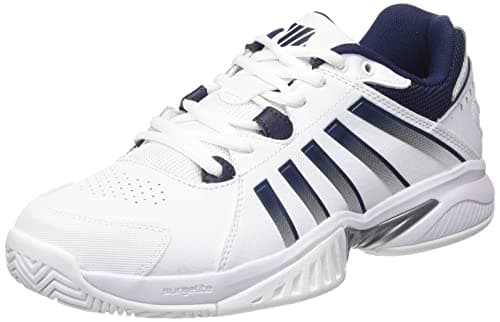 Weißer Tennisschuh mit dunkelblauen Streifen und weißer Sohle, Seitenansicht vor weißem Hintergrund