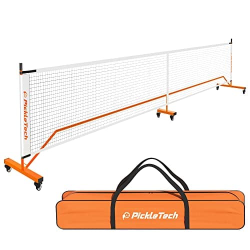 Mobiles Pickleball-Netz mit orangefarbenem Rollgestell und passender Tragetasche, Aufdruck PickleTech, weißer Hintergrund
